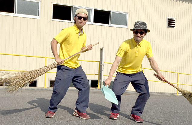 おかしな姿で、片付けのダンスを踊るトン之丞とトン太