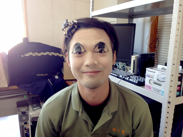 アイホール全体に目を描かれて、訝しむトン之丞の写真