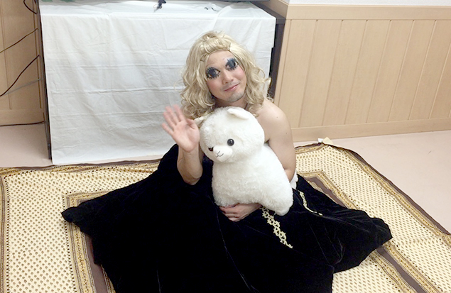ジョセフィーヌを抱いたトン之丞の写真