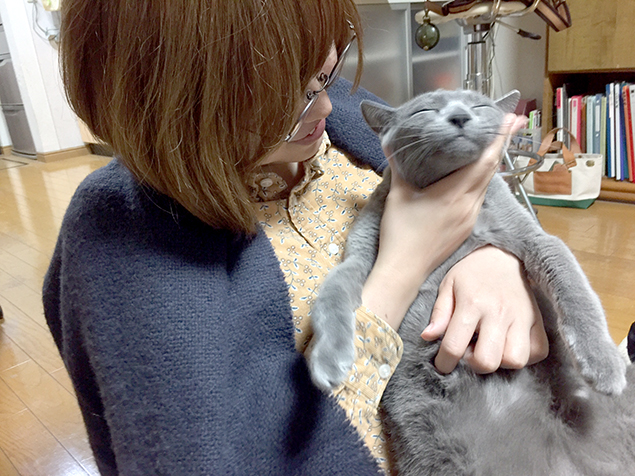彼(猫)を抱っこさせていただいている写真