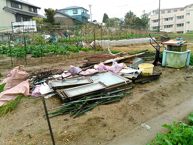 【作業前】解体済みの物置が、分別され、キレイに並べられている写真