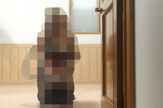 掃除機と合体したお母さん(トン太)が、男の子(トン之丞)を追いかけてくるところの写真※モザイク入り