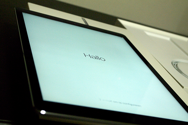 iPad Proの画面に、「Hallo」と表示されている写真