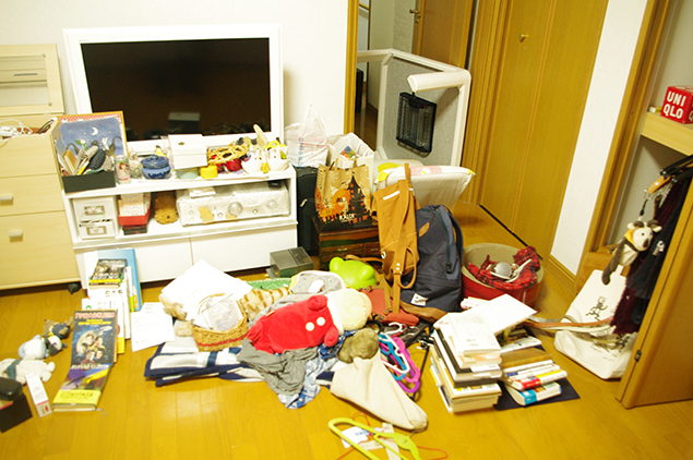 ぐちゃぐちゃな部屋の写真