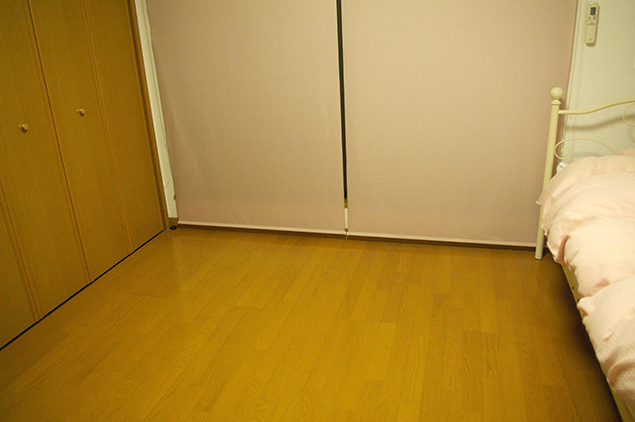 何も無くなったベッド脇の写真