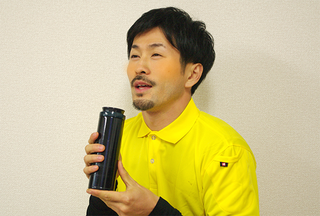 ホットココアを飲んで、幸せそうなトン太の写真