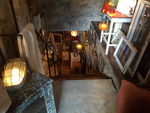 70B ANTIQUESの階段の途中の写真