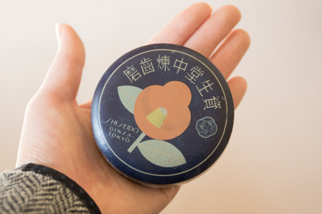 資生堂の歯磨きの缶の写真(表側)
