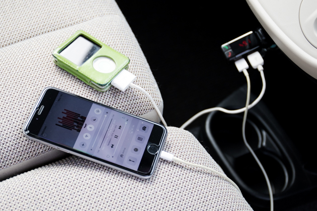 トランスミッターでiPhoneとiPodを充電している写真