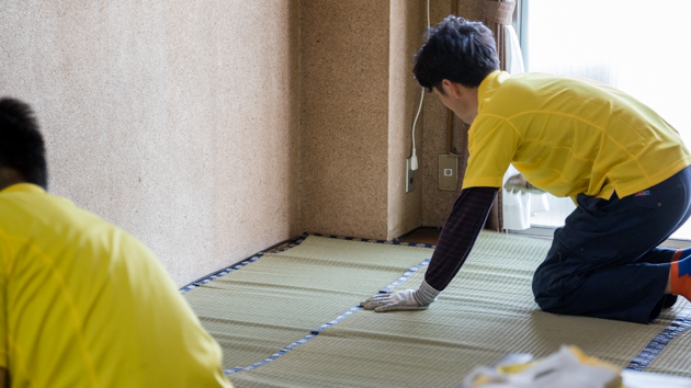 ゴザを敷いている写真