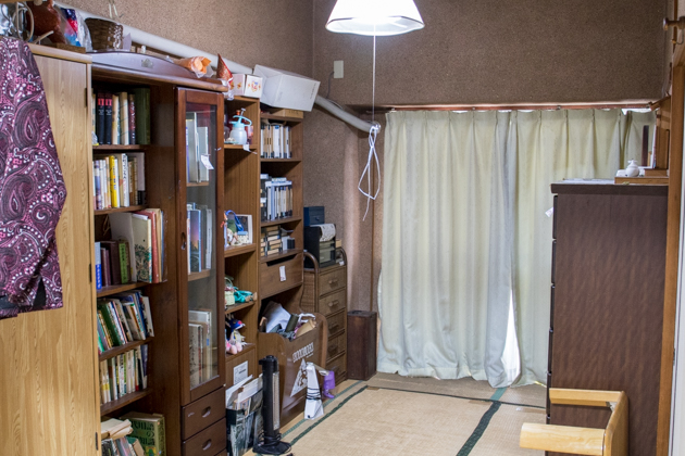 介護ベッドを入れる予定の部屋 片付け前の写真