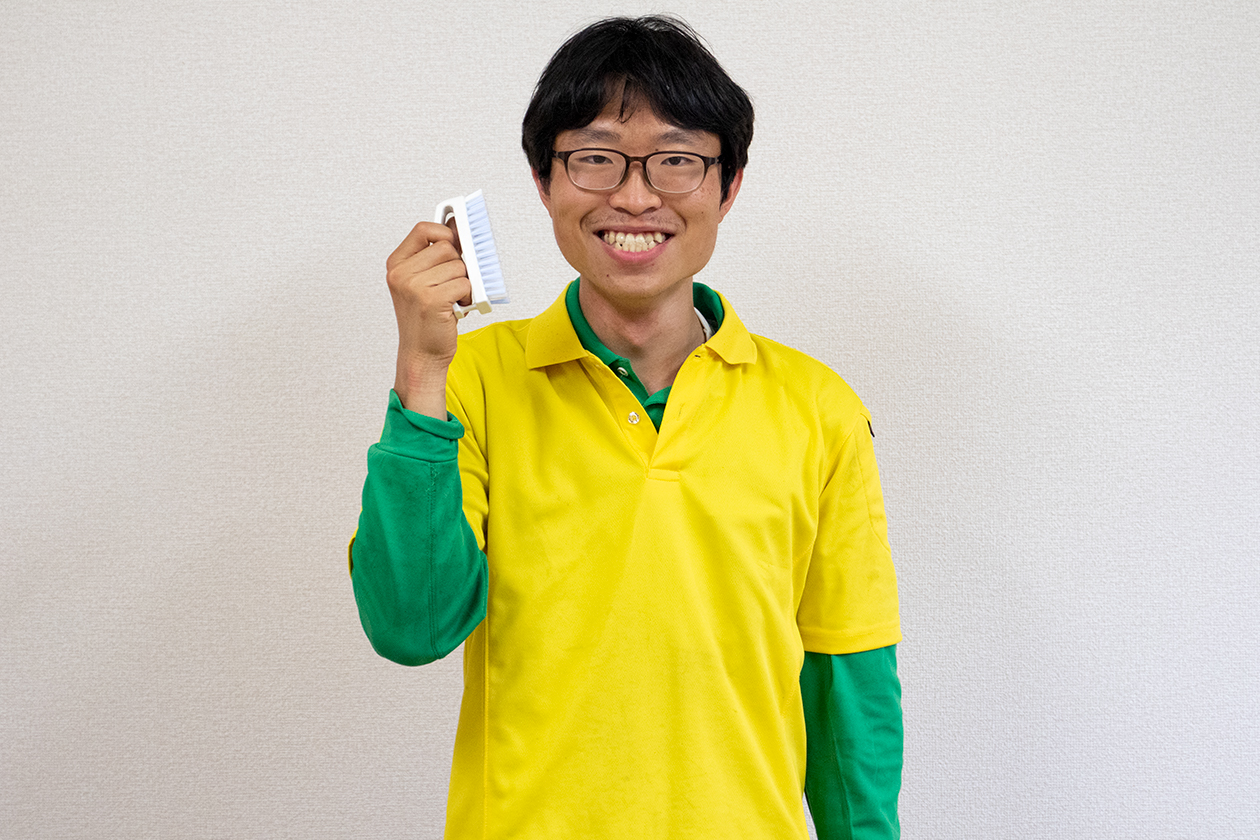 バスブラシを持ったクッシーの写真