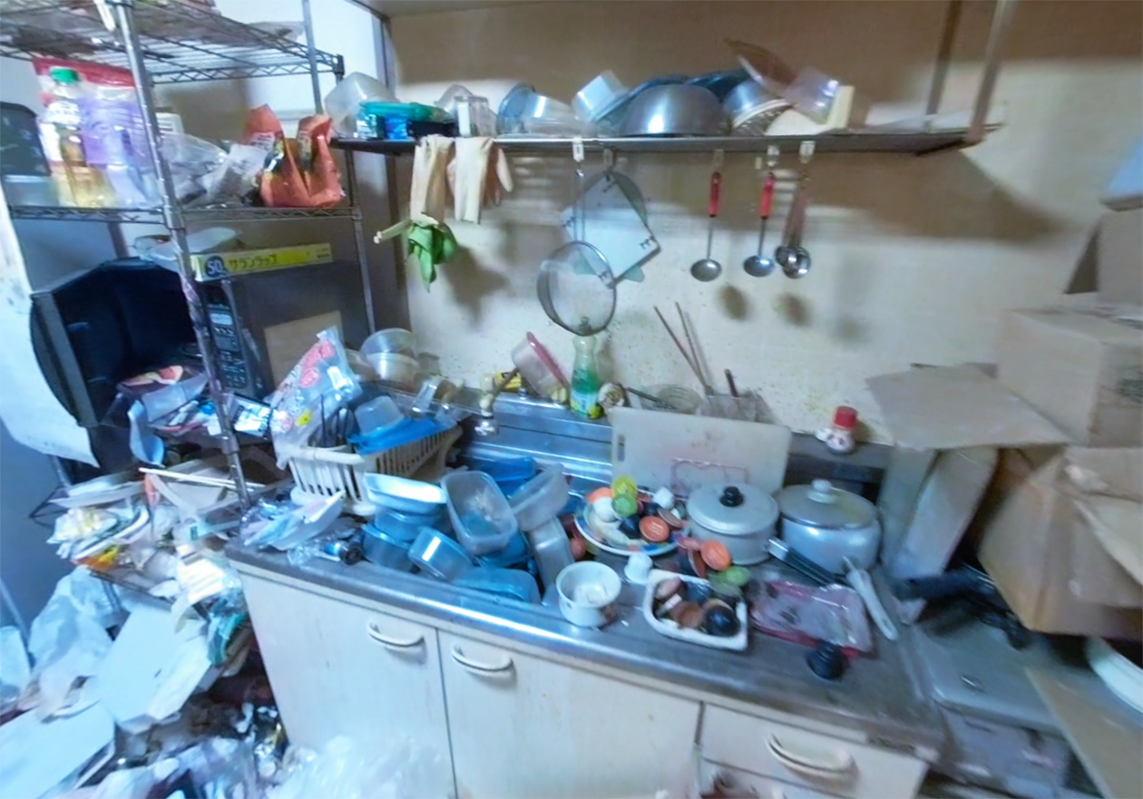 キッチンに洗い物がたくさんある写真