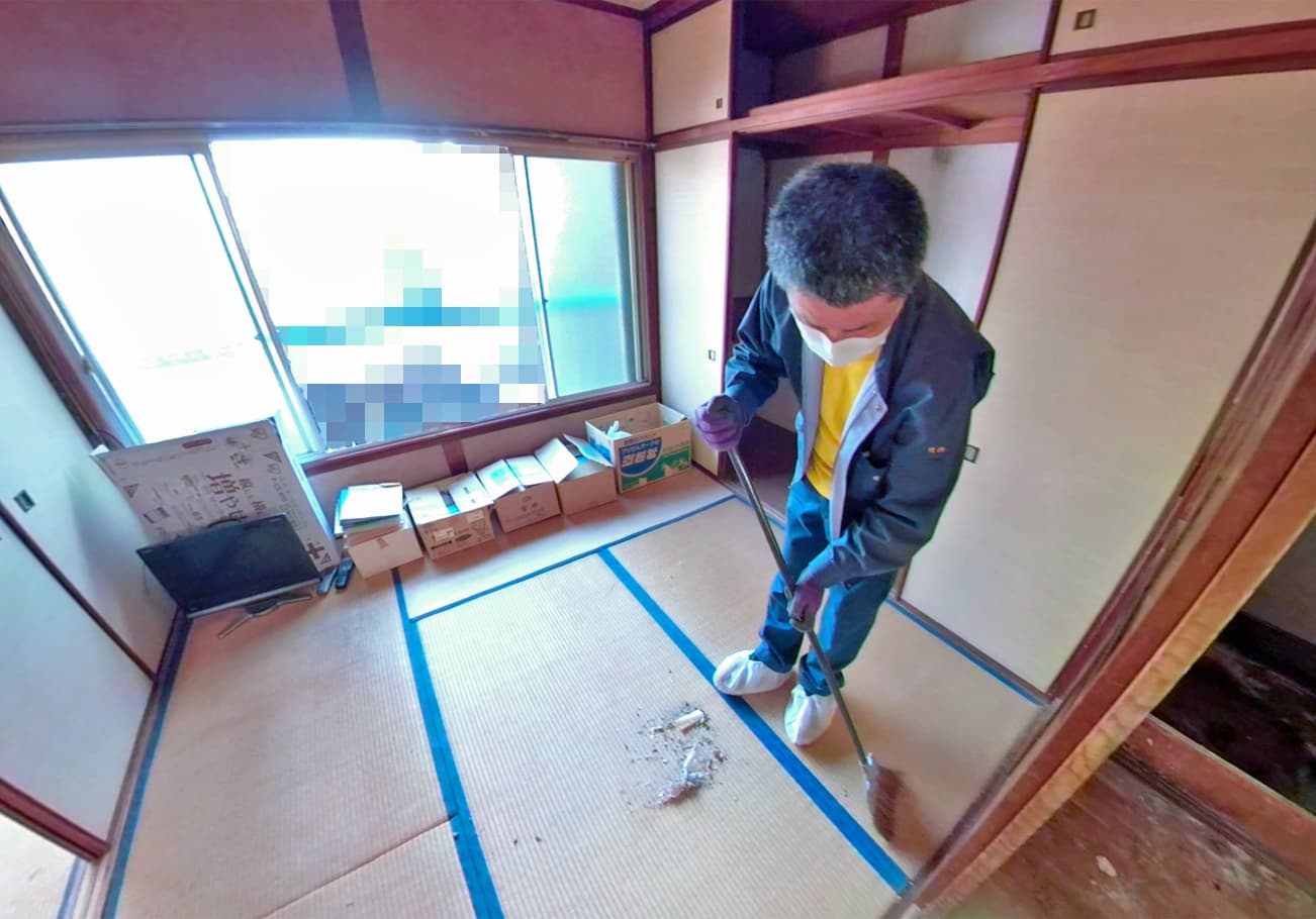 名古屋市2DK お部屋をホウキで清掃中のスタッフの様子
