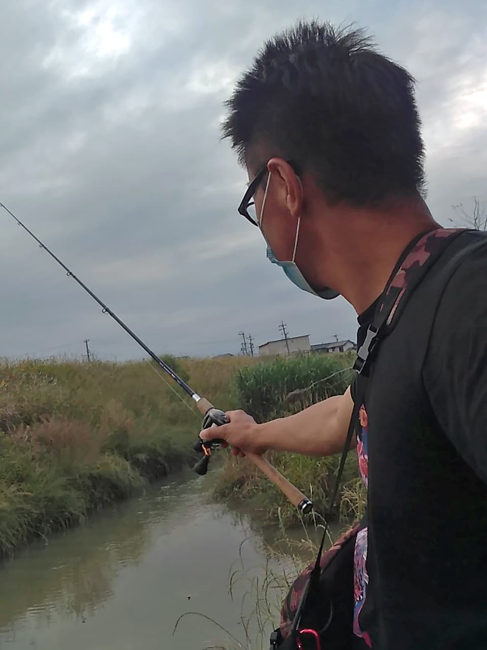 川で釣りをしている高橋の写真