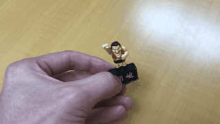 カレットを選別している竹内の様子