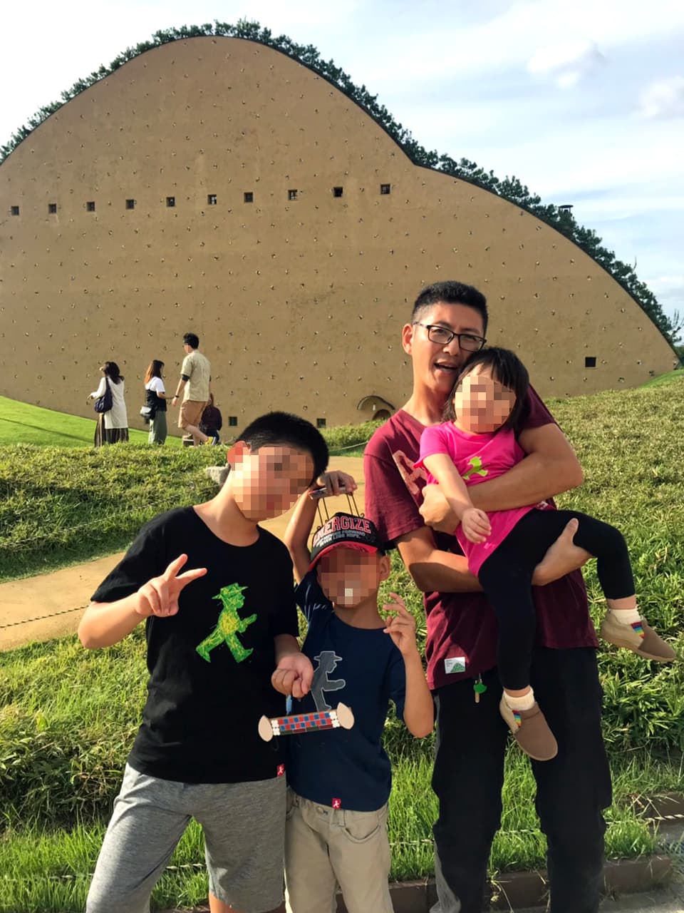 モザイクタイルミュージアム前で子ども達と一緒に映った小田の写真