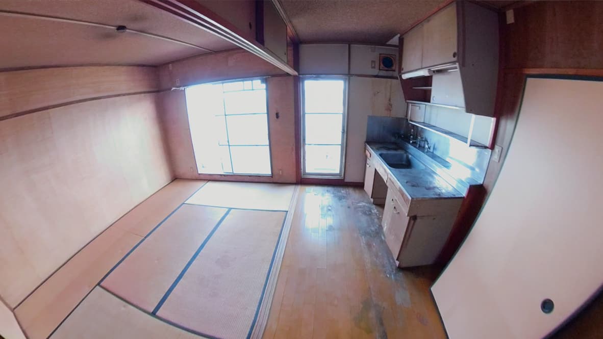 【豊明市2LDK：片付け後】完全に空っぽになったキッチン＆リビングの写真