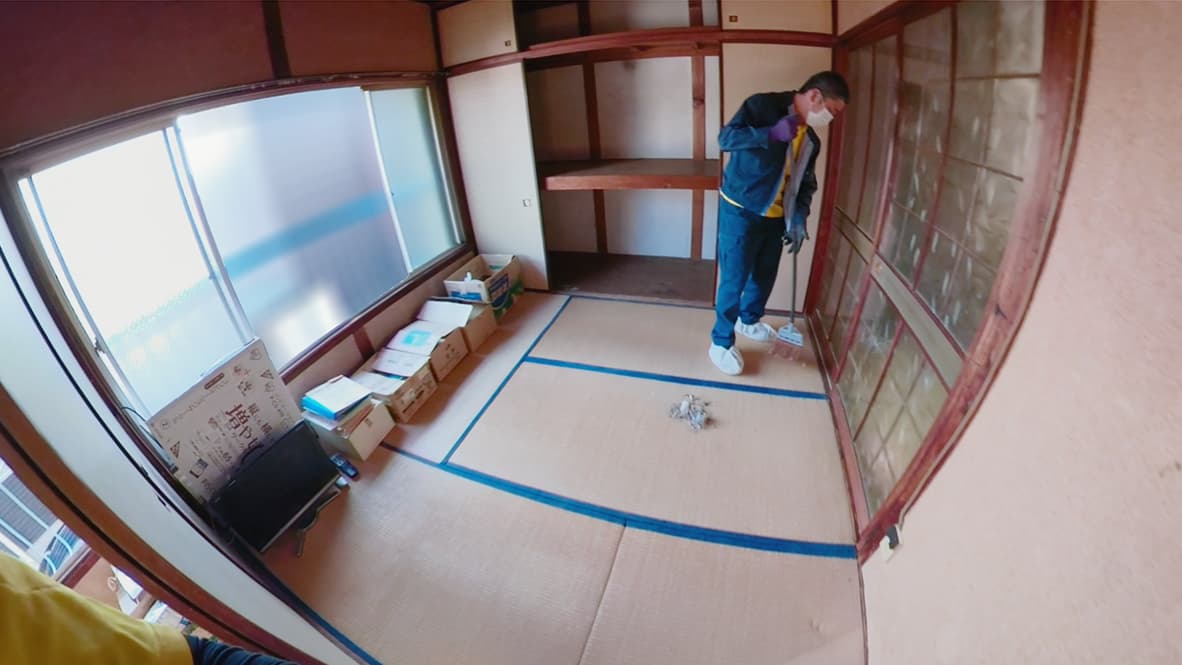 【名古屋市2DK：片付け後】いらないモノの処分が完了し、ホウキがけをしている最中の和室の写真