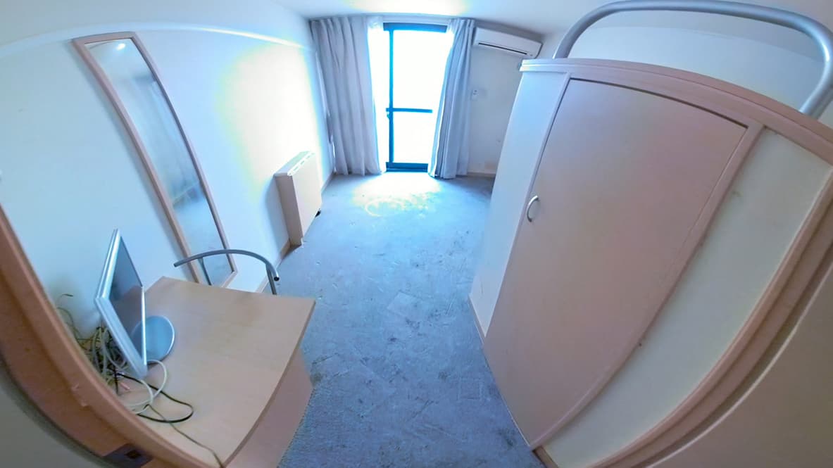 【岡崎市ワンルーム】片付けが完了し、まるでミニマリストの部屋のようになったリビングの写真