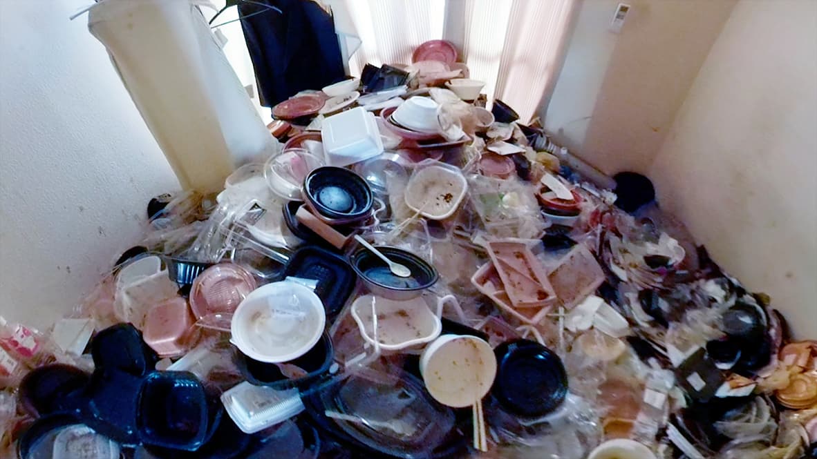 【岡崎市ワンルーム】たくさんのプラスチック容器、割り箸、スプーンが山になっている写真