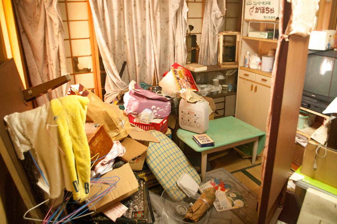 物置状態になっている離れの和室の写真