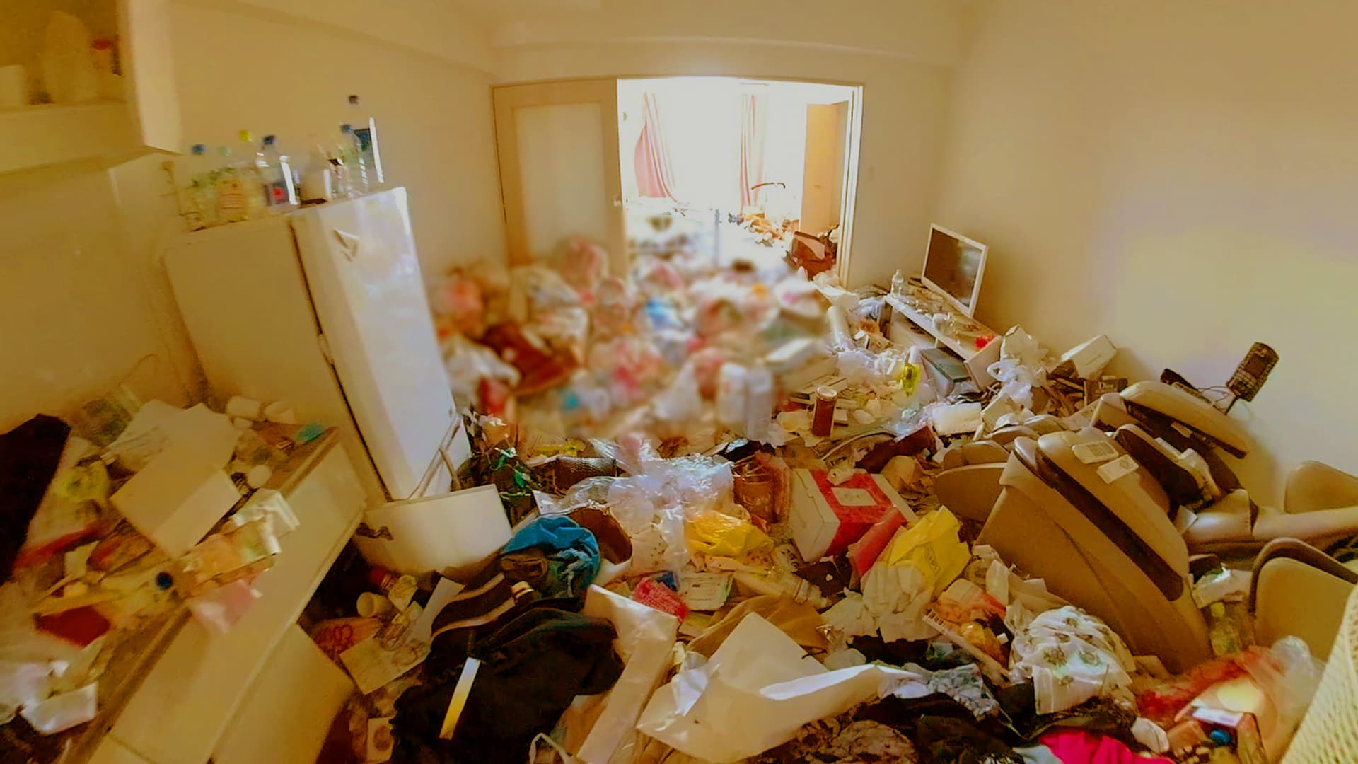 ゴミとモノでいっぱいの部屋の写真
