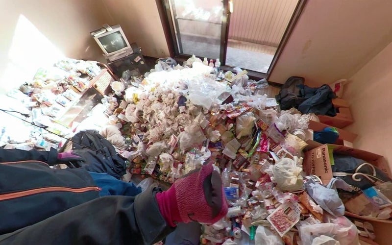 「事例１：床上30cmのゴミなどの処分、汚れは少なめ」片付け前の写真