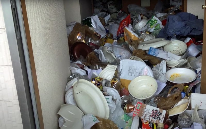 「事例３：床上60cmのゴミなどの処分、暮らし続けるための清掃」片付け前の写真