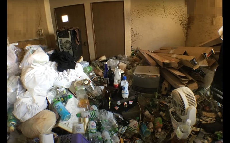 「事例6：床上80cmのゴミなどの処分、暮らし続けるための清掃」片付け前の写真
