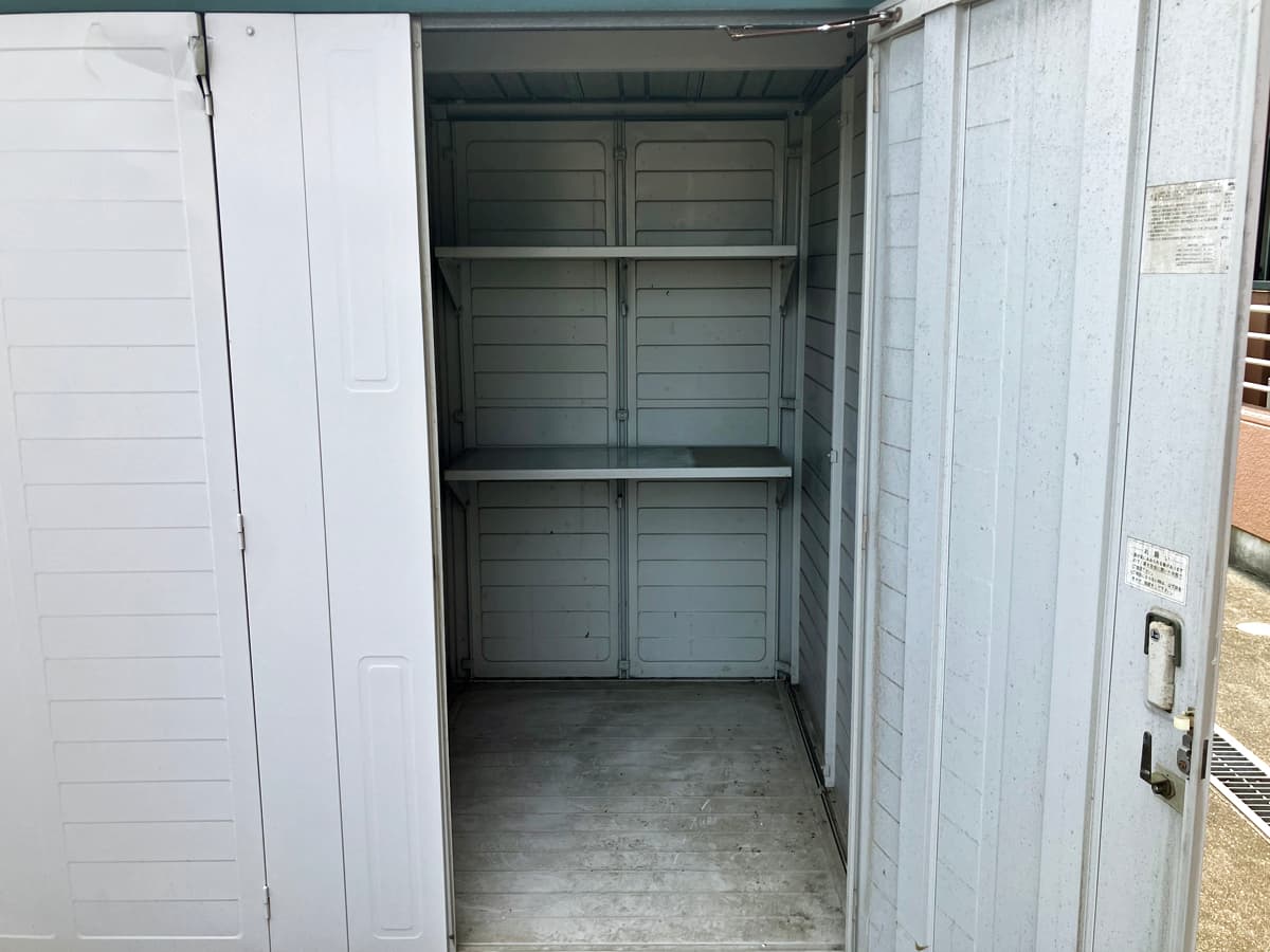 空っぽになった倉庫の画像