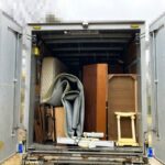回収した不用品をトラックに積んだ様子