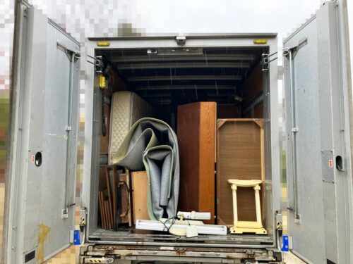 回収した不用品をトラックに積んだ様子