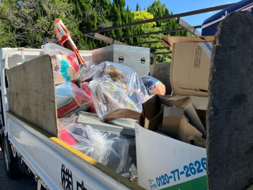 回収した不用品を積んだトラックの画像