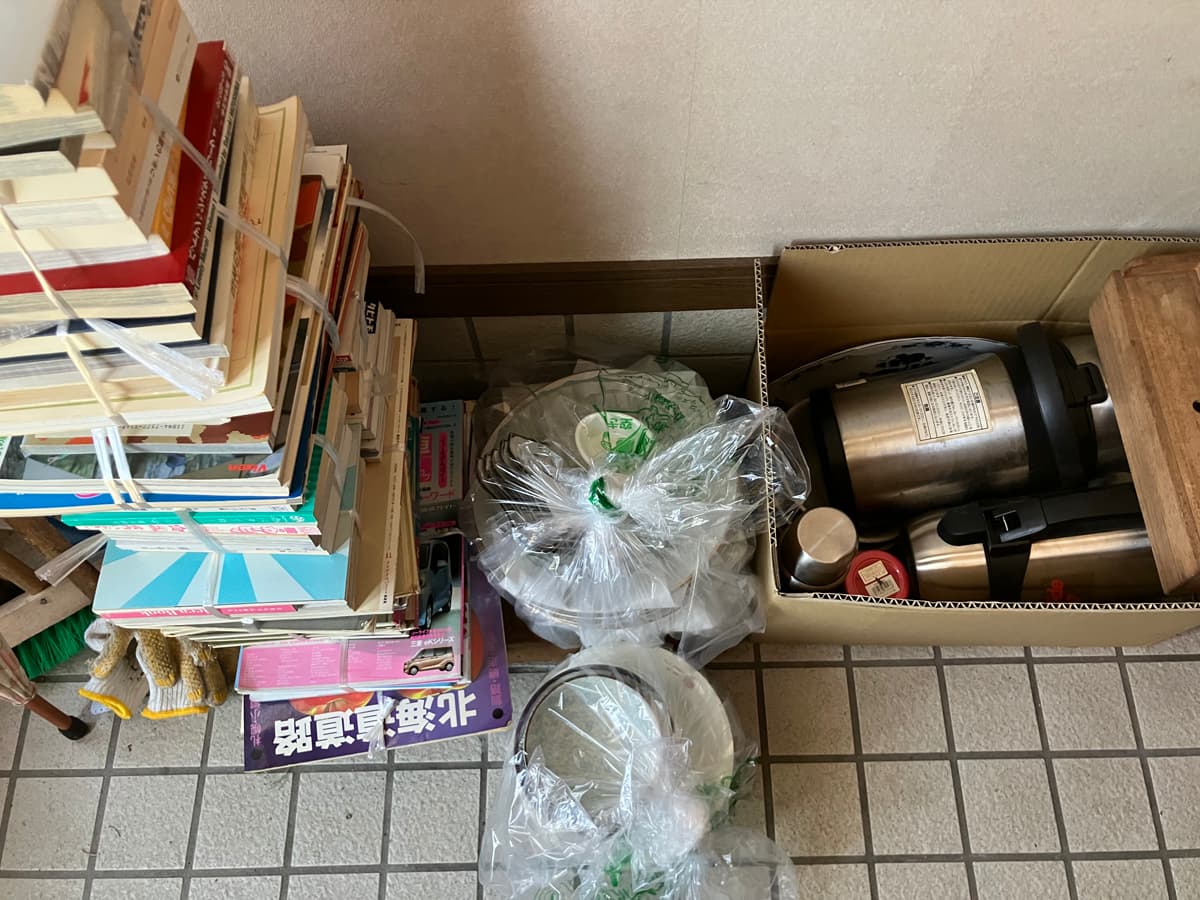 玄関に置かれた資源ごみの画像