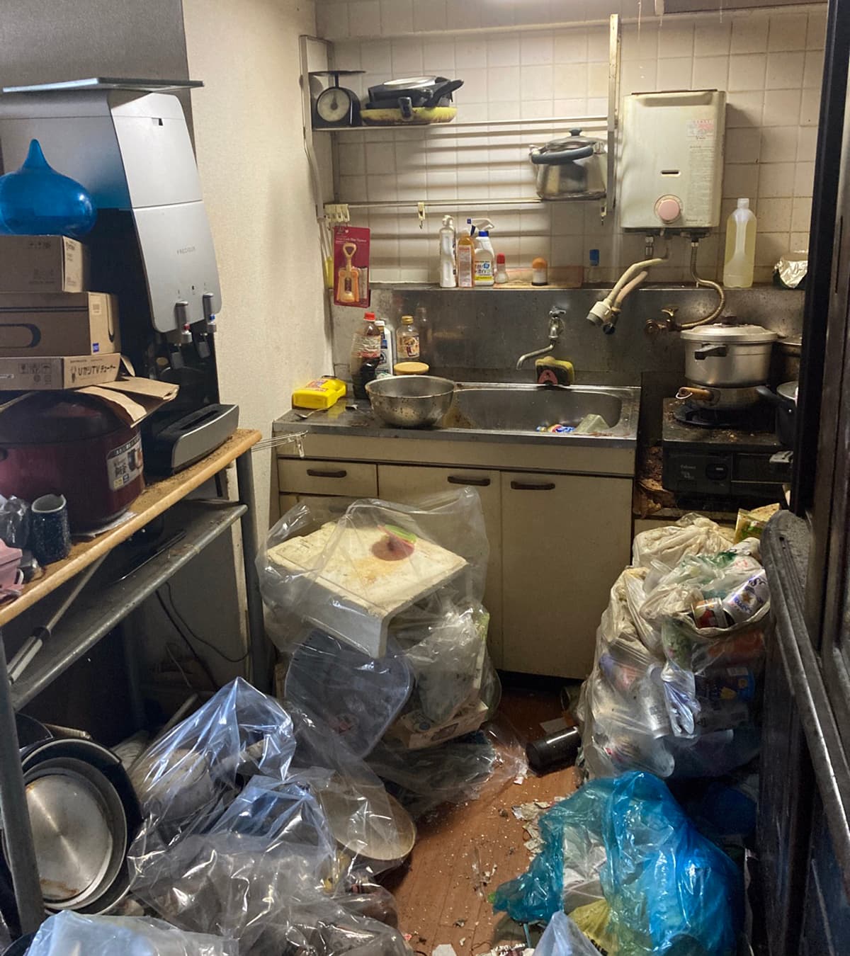 片付け途中のキッチンの様子