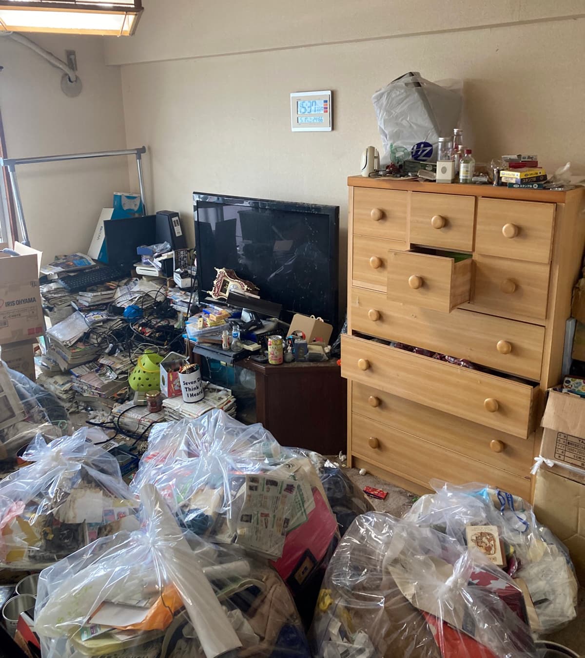 片付け途中のリビングの様子