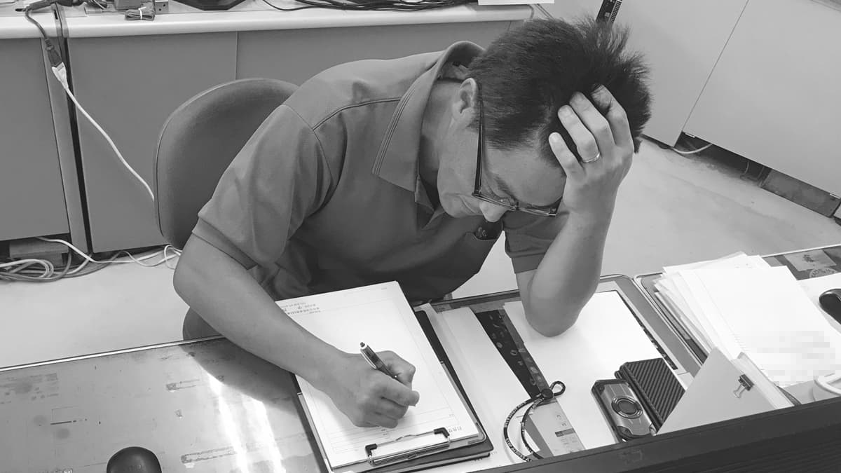 頭を抱えている営業マンの様子