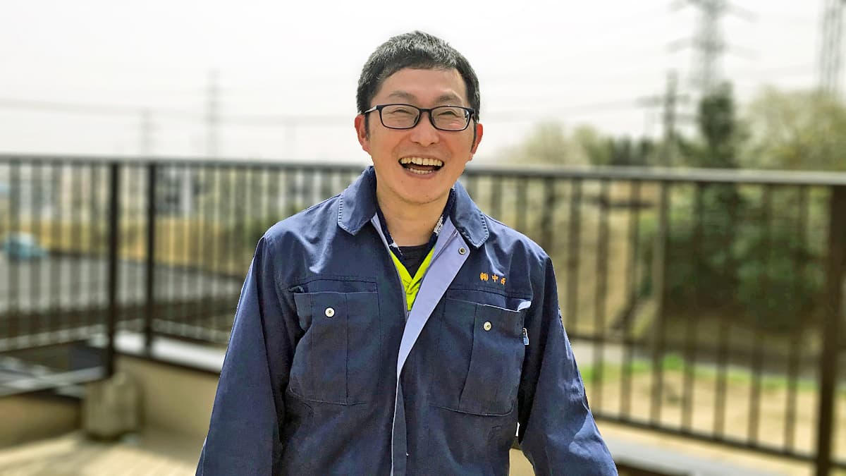 笑顔の営業マン岡本の画像