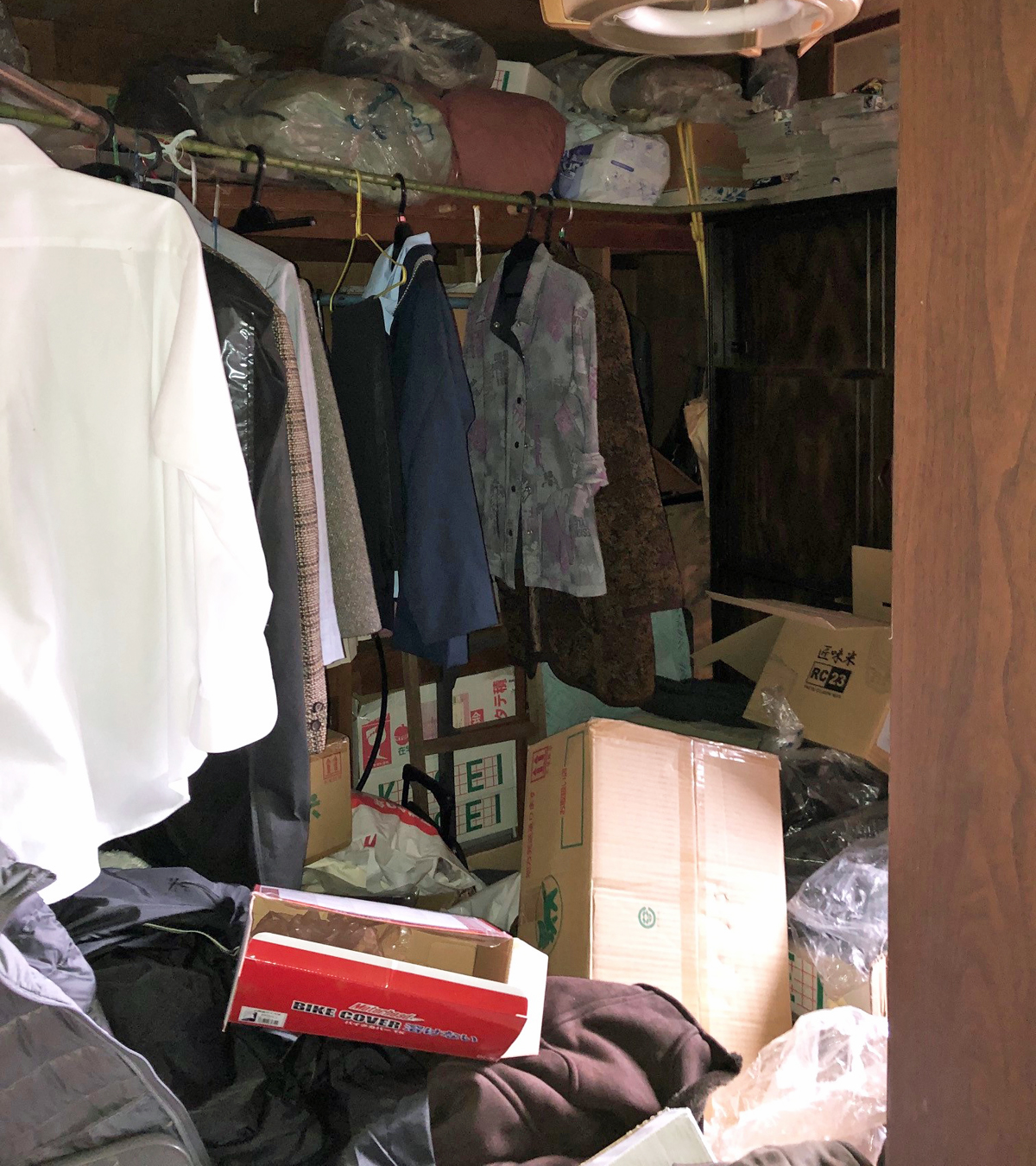 服やダンボールなどでいっぱいのお部屋の様子