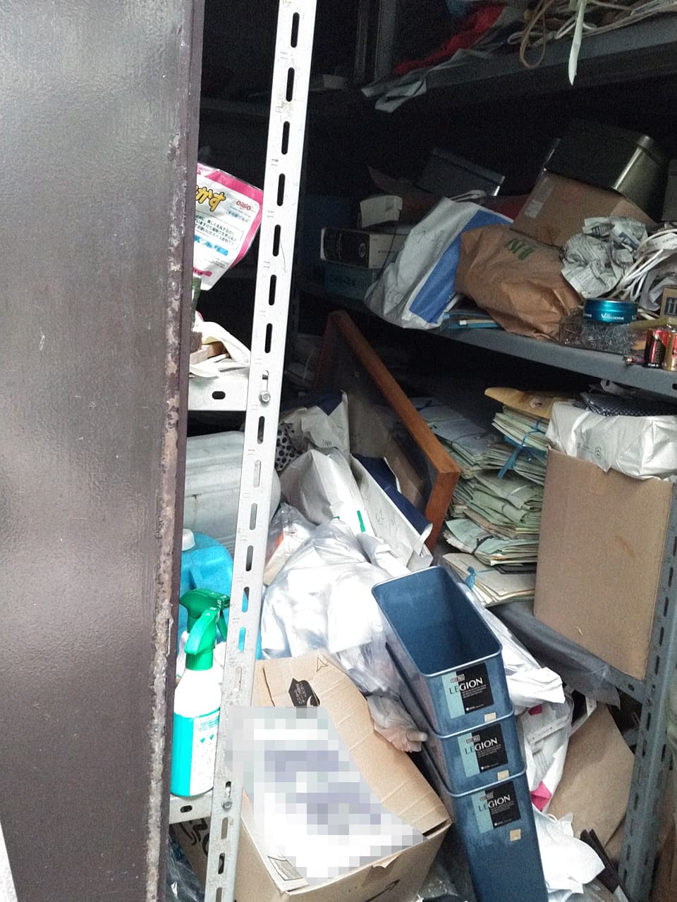 ガレージ内の棚に書類や不用品が詰まっている様子（作業前）