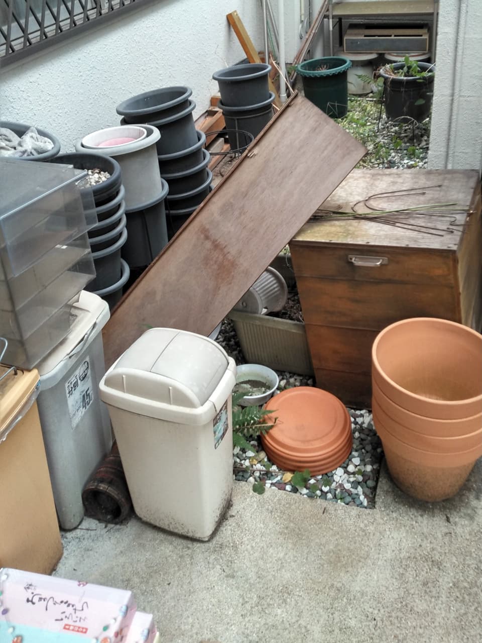 裏庭に置かれていたプランターや木箱などの不用品