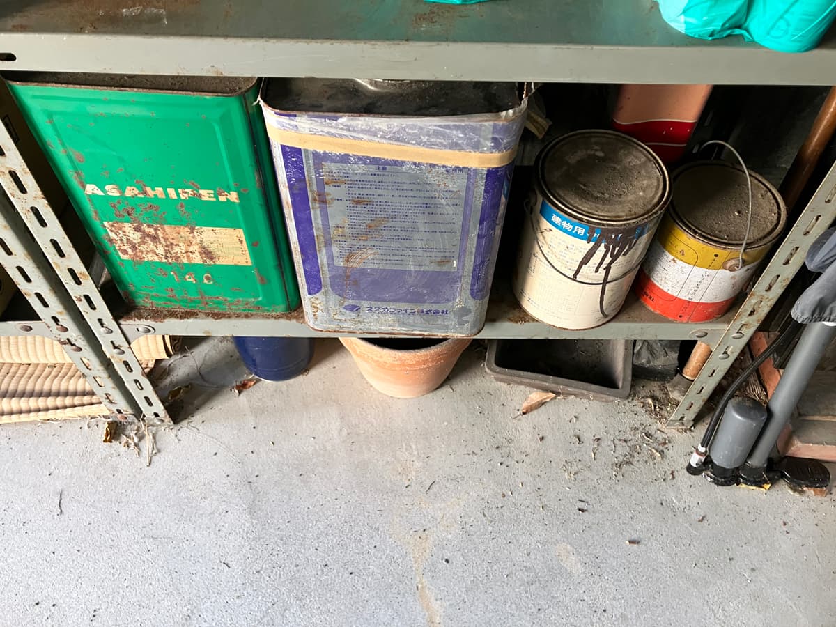 ガレージ棚の下に保管されていたペンキや薬剤類（事前確認が必要なもの）