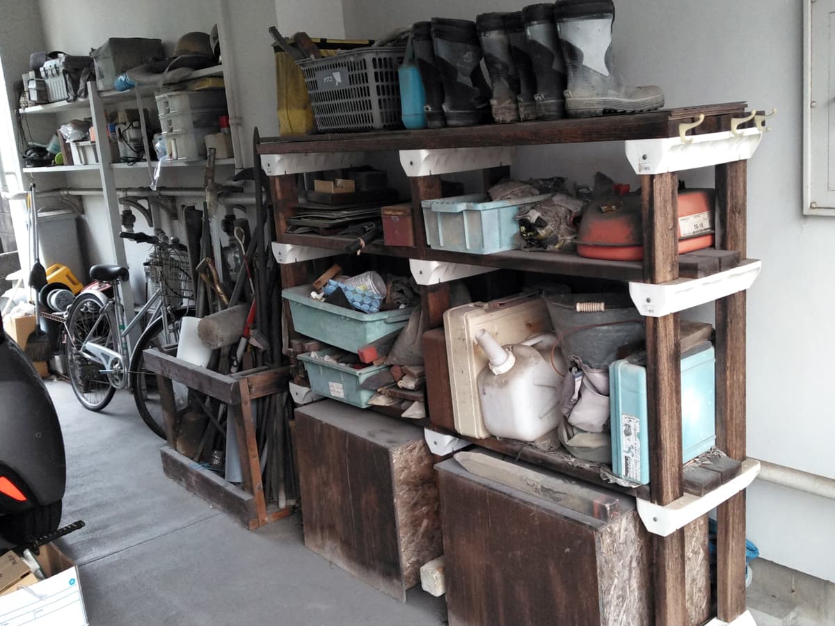 ガレージが不用品で埋まって車が停められない状態の before 写真 — 豊明市の不用品回収事例