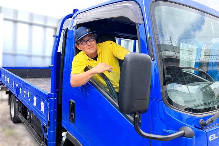 営業の高橋がトラックに乗っている画像