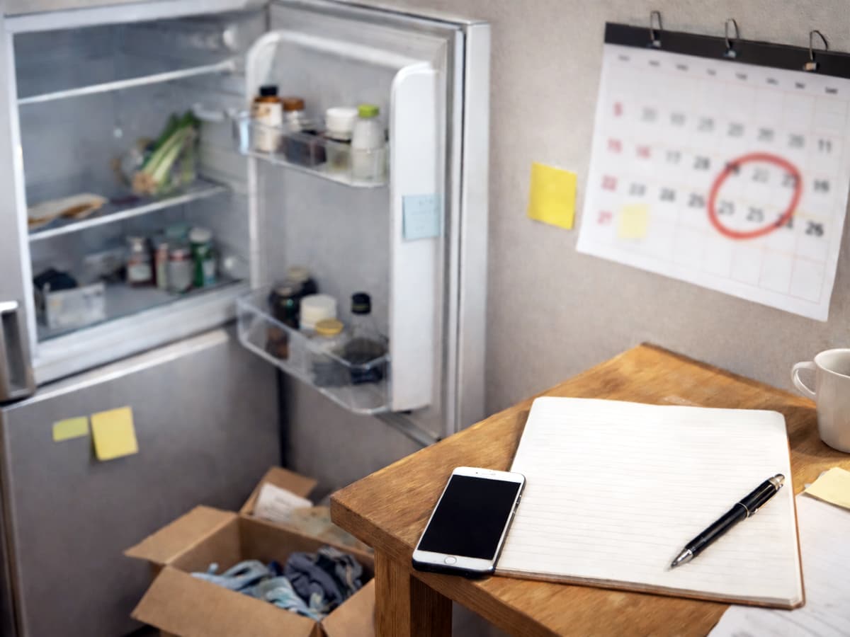 退去前の冷蔵庫整理と粗大ゴミの回収日確認をイメージした写真