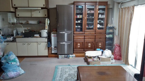 キッチンや家具が残る部屋の生前整理・遺品整理前の様子