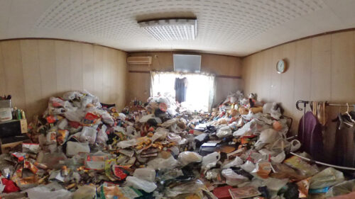 ゴミや生活用品が大量に積もった部屋の汚部屋片付け前の様子