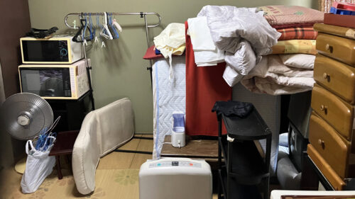 家具や布団、家電などが置かれた部屋の不用品回収前の様子