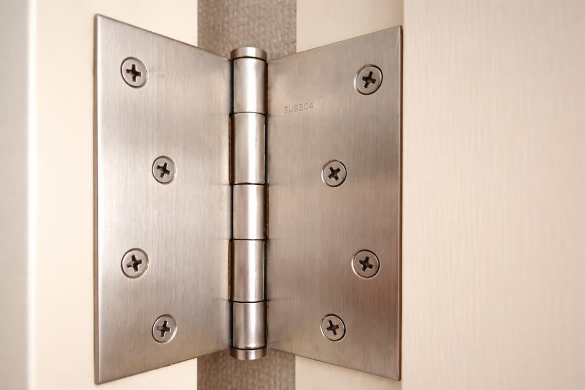 ドアに取り付けられた金属製の蝶番(ヒンジ)のクローズアップ